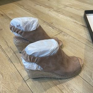 Charles David Size 6 Leather Espadrilles.